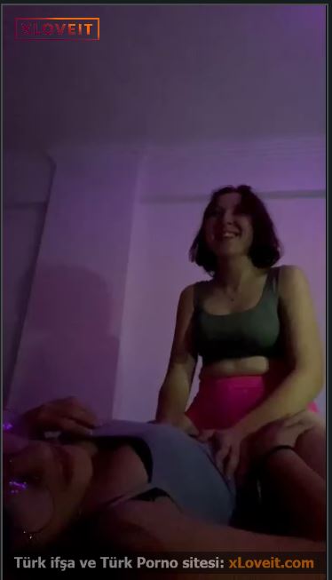 Güneş yatırmış sevgilisini memelerini avuçluyor