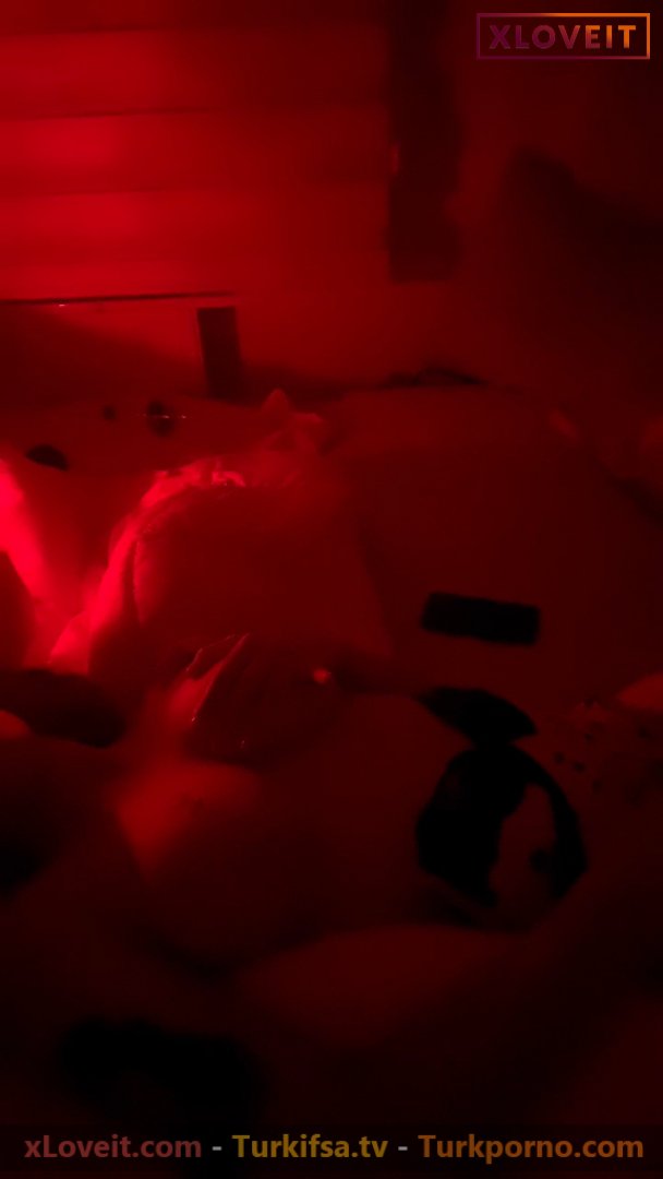 Tango Lali ifşa Loş ışıkta meme amcık okşadı